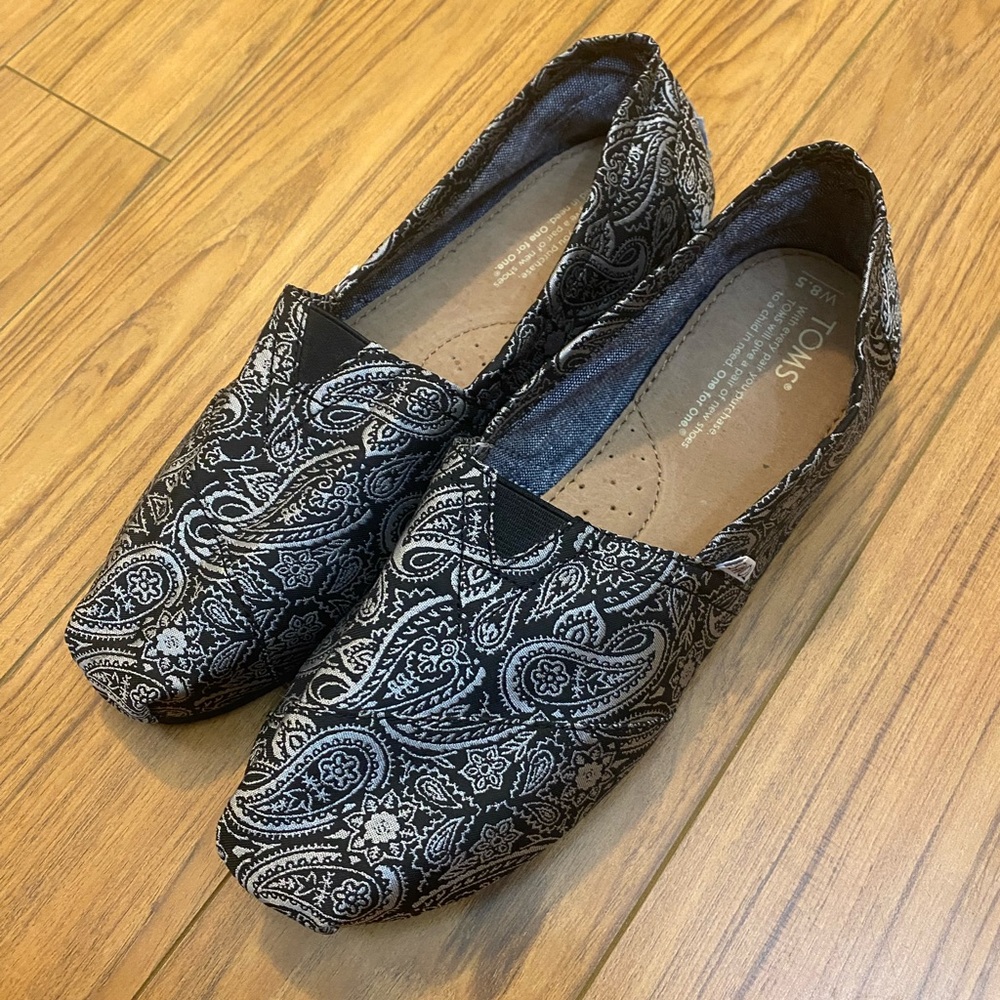 TOMS Black Silver Paisley Size 8.5